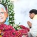 भोपाल स्थित मध्य प्रदेश विधानसभा परिसर में पूर्व मुख्यमंत्री स्वर्गीय बाबूलाल गौर की प्रतिमा पर माल्यार्पण करते मुख्यमंत्री और अन्य नेता।