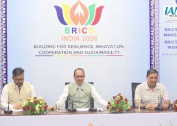 भोपाल के कुशाभाऊ ठाकरे कन्वेंशन सेंटर में मीडिया से मुखातिब होने की तैयारी में केंद्रीय कृषि मंत्री शिवराज सिंह चौहान।