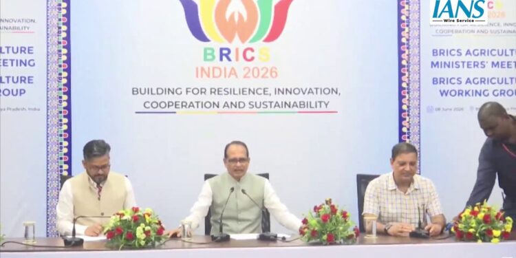 भोपाल के कुशाभाऊ ठाकरे कन्वेंशन सेंटर में मीडिया से मुखातिब होने की तैयारी में केंद्रीय कृषि मंत्री शिवराज सिंह चौहान।