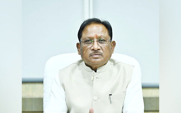 गरियाबंद में प्रशासनिक अधिकारियों के साथ समीक्षा बैठक की अध्यक्षता करते छत्तीसगढ़ के मुख्यमंत्री विष्णु देव साय।