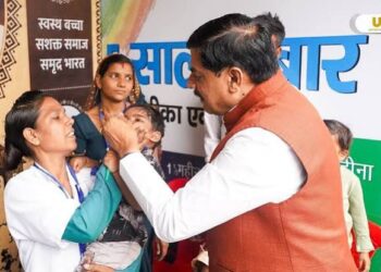 मुख्यमंत्री मोहन यादव बैतूल में पोलियो अभियान का उद्घाटन करते हुए और योग करते हुए