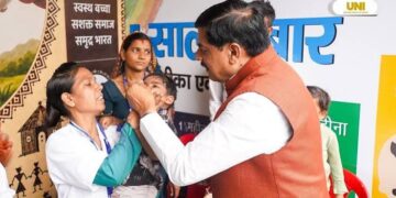 मुख्यमंत्री मोहन यादव बैतूल में पोलियो अभियान का उद्घाटन करते हुए और योग करते हुए