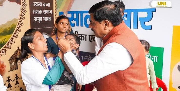 मुख्यमंत्री मोहन यादव बैतूल में पोलियो अभियान का उद्घाटन करते हुए और योग करते हुए