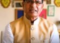 विदिशा मेडिकल कॉलेज में आयोजित नि:शुल्क कैंसर चिकित्सा शिविर में मरीजों का रजिस्ट्रेशन करते स्वास्थ्य कर्मी।