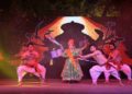 कलांजलि कलोत्सव के भव्य मंच पर पारंपरिक वेशभूषा में एक साथ नृत्य मुद्रा में खड़ीं 108 शास्त्रीय नर्तकियां।