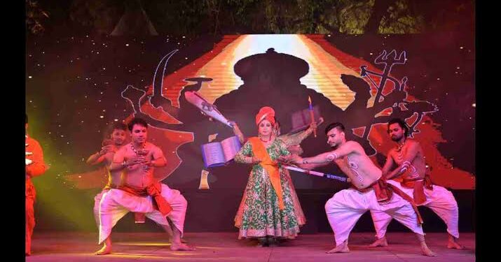 कलांजलि कलोत्सव के भव्य मंच पर पारंपरिक वेशभूषा में एक साथ नृत्य मुद्रा में खड़ीं 108 शास्त्रीय नर्तकियां।