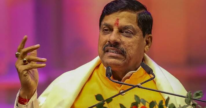 मंत्रालय (वल्लभ भवन) भोपाल की मुख्य इमारत और मुख्यमंत्री डॉ. मोहन यादव की अध्यक्षता में कैबिनेट बैठक का लाइव दृश्य।