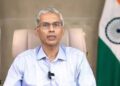 वीडियो कॉन्फ्रेंसिंग स्क्रीन के सामने गंभीर मुद्रा में बैठे मुख्य सचिव अनुराग जैन और प्रशासनिक बैठक का प्रतीकात्मक दृश्य।