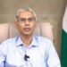 वीडियो कॉन्फ्रेंसिंग स्क्रीन के सामने गंभीर मुद्रा में बैठे मुख्य सचिव अनुराग जैन और प्रशासनिक बैठक का प्रतीकात्मक दृश्य।