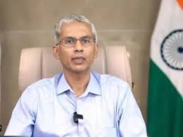 वीडियो कॉन्फ्रेंसिंग स्क्रीन के सामने गंभीर मुद्रा में बैठे मुख्य सचिव अनुराग जैन और प्रशासनिक बैठक का प्रतीकात्मक दृश्य।