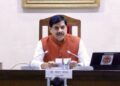 मध्य प्रदेश पुलिस की वर्दी पहने और गले में अंतरराष्ट्रीय मेडल लटकाए गर्व से मुस्कुराते हुए एक युवा एथलीट की सुंदर प्रतीकात्मक तस्वीर।