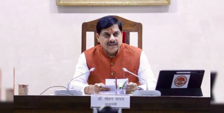 मध्य प्रदेश पुलिस की वर्दी पहने और गले में अंतरराष्ट्रीय मेडल लटकाए गर्व से मुस्कुराते हुए एक युवा एथलीट की सुंदर प्रतीकात्मक तस्वीर।