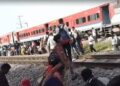 मुरैना के हेतमपुर रेलवे स्टेशन के पास ट्रैक पर खड़ी ट्रेन, जुटी हुई पुलिस बल और राहत कार्य में लगे स्थानीय ग्रामीणों का एक प्रतीकात्मक दृश्य।