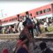 मुरैना के हेतमपुर रेलवे स्टेशन के पास ट्रैक पर खड़ी ट्रेन, जुटी हुई पुलिस बल और राहत कार्य में लगे स्थानीय ग्रामीणों का एक प्रतीकात्मक दृश्य।