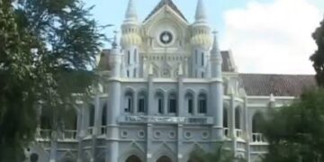 जबलपुर स्थित मध्य प्रदेश उच्च न्यायालय (High Court) का मुख्य भवन और कोर्ट रूम के बाहर खड़ी वकीलों और मीडिया कर्मियों की प्रतीकात्मक भीड़।