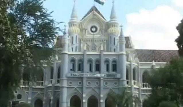 जबलपुर स्थित मध्य प्रदेश उच्च न्यायालय (High Court) का मुख्य भवन और कोर्ट रूम के बाहर खड़ी वकीलों और मीडिया कर्मियों की प्रतीकात्मक भीड़।