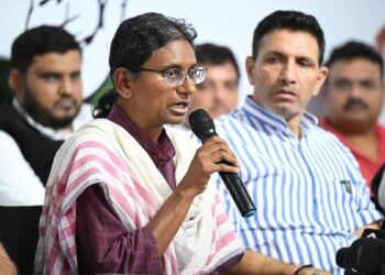 नई दिल्ली में सुप्रीम कोर्ट भवन का दृश्य और कांग्रेस नेताओं की प्रेस कॉन्फ्रेंस का प्रतीकात्मक कोलाज।