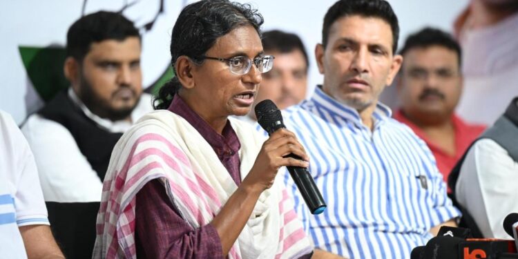 नई दिल्ली में सुप्रीम कोर्ट भवन का दृश्य और कांग्रेस नेताओं की प्रेस कॉन्फ्रेंस का प्रतीकात्मक कोलाज।