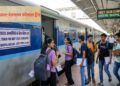 इंदौर जंक्शन रेलवे स्टेशन के प्लेटफॉर्म पर खड़ी आधुनिक स्पेशल एक्सप्रेस ट्रेन और हाथ में नीट एडमिट कार्ड व बैग लिए खड़े परीक्षार्थियों की प्रतीकात्मक तस्वीर।