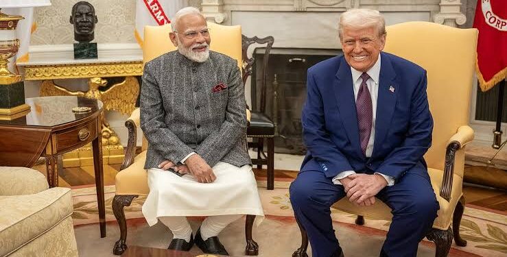 फ्रांस के एवियां में G7 समिट के दौरान एक साथ बैठे और गंभीर कूटनीतिक चर्चा करते हुए भारत के प्रधानमंत्री नरेंद्र मोदी और अमेरिकी राष्ट्रपति डोनाल्ड ट्रंप।