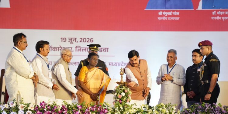 ओंकारेश्वर में दीप प्रज्ज्वलित कर 'विश्व सिकल सेल दिवस' समारोह का शुभारंभ करतीं राष्ट्रपति श्रीमती द्रौपदी मुर्मु और साथ में खड़े मुख्यमंत्री डॉ. मोहन यादव।