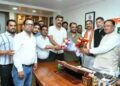 रायपुर के धरना स्थल या सभागार में बैठक करते राष्ट्रीय स्वास्थ्य मिशन (NHM) कर्मचारी संघ के पदाधिकारी।