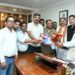 रायपुर के धरना स्थल या सभागार में बैठक करते राष्ट्रीय स्वास्थ्य मिशन (NHM) कर्मचारी संघ के पदाधिकारी।
