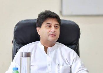 यूनियन मंत्री ज्योतिरादित्य सिंधिया गुना में राम जनकी मंदिर के जीर्णोद्धार की घोषणा करते हुए