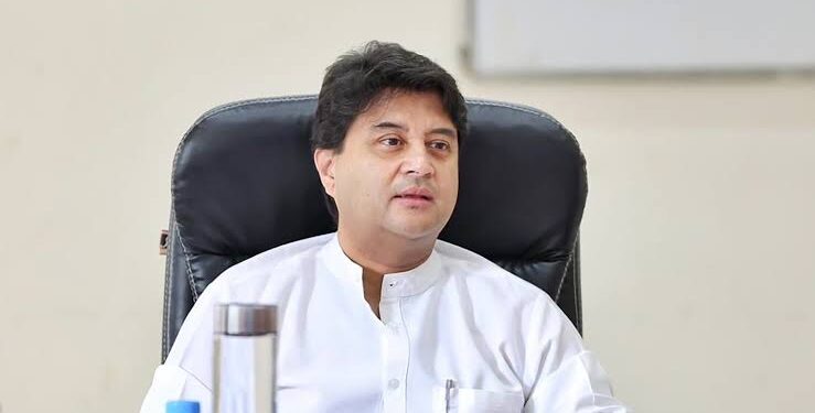 यूनियन मंत्री ज्योतिरादित्य सिंधिया गुना में राम जनकी मंदिर के जीर्णोद्धार की घोषणा करते हुए