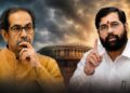 नई दिल्ली में संसद भवन के बाहर खड़े शिवसेना UBT के सांसद अरविंद सावंत और संजय राउत की गंभीर मुद्रा में चर्चा करती हुई तस्वीर।