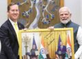 नई दिल्ली में आयोजित एक आधिकारिक कार्यक्रम के दौरान प्रधानमंत्री नरेंद्र मोदी और अमेरिकी राजदूत सर्जियो गोर की शिष्टाचार मुलाकात।