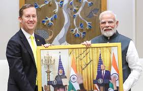 नई दिल्ली में आयोजित एक आधिकारिक कार्यक्रम के दौरान प्रधानमंत्री नरेंद्र मोदी और अमेरिकी राजदूत सर्जियो गोर की शिष्टाचार मुलाकात।