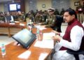 मध्य प्रदेश के एक शहरी वार्ड में हाथ में 'विकसित भारत संकल्प' का उपलब्धि पत्रक लेकर स्थानीय महिलाओं और बुजुर्गों से चर्चा करते भाजपा कार्यकर्ता।