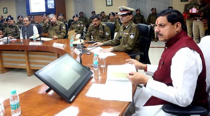 मध्य प्रदेश के एक शहरी वार्ड में हाथ में 'विकसित भारत संकल्प' का उपलब्धि पत्रक लेकर स्थानीय महिलाओं और बुजुर्गों से चर्चा करते भाजपा कार्यकर्ता।