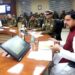 मध्य प्रदेश के एक शहरी वार्ड में हाथ में 'विकसित भारत संकल्प' का उपलब्धि पत्रक लेकर स्थानीय महिलाओं और बुजुर्गों से चर्चा करते भाजपा कार्यकर्ता।