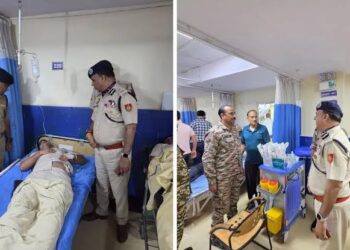 अस्पताल में भर्ती घायल पुलिस जवानों का हाल-चाल जानते और डॉक्टरों को निर्देश देते पुलिस कमिश्नर की तस्वीर।