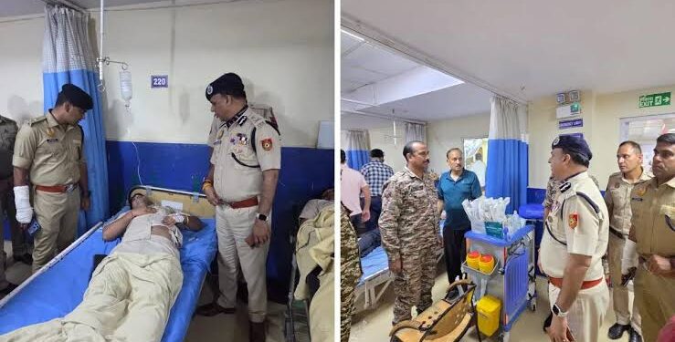 अस्पताल में भर्ती घायल पुलिस जवानों का हाल-चाल जानते और डॉक्टरों को निर्देश देते पुलिस कमिश्नर की तस्वीर।