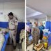 अस्पताल में भर्ती घायल पुलिस जवानों का हाल-चाल जानते और डॉक्टरों को निर्देश देते पुलिस कमिश्नर की तस्वीर।