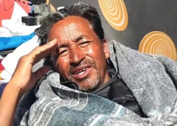 दिल्ली में अनशन स्थल पर समर्थकों के बीच कमजोर लेकिन मुस्कुराते हुए चेहरे के साथ हाथ हिलाकर हौसला बढ़ाते पर्यावरणविद् सोनम वांगचुक।