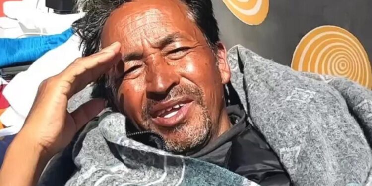 दिल्ली में अनशन स्थल पर समर्थकों के बीच कमजोर लेकिन मुस्कुराते हुए चेहरे के साथ हाथ हिलाकर हौसला बढ़ाते पर्यावरणविद् सोनम वांगचुक।
