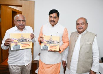 भोपाल में विधानसभा परिसर के दौरान मुख्यमंत्री डॉ. मोहन यादव और भाजपा प्रदेश अध्यक्ष हेमंत खंडेलवाल को 'विधान से जन कल्याण' पुस्तक भेंट करते विधानसभा के प्रतिनिधि।