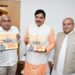 भोपाल में विधानसभा परिसर के दौरान मुख्यमंत्री डॉ. मोहन यादव और भाजपा प्रदेश अध्यक्ष हेमंत खंडेलवाल को 'विधान से जन कल्याण' पुस्तक भेंट करते विधानसभा के प्रतिनिधि।