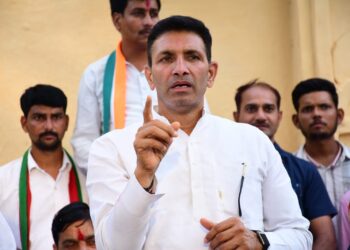 दतिया के ग्राम रिछारी में कांग्रेस प्रत्याशी घनश्याम सिंह के समर्थन में जनसभा करते सपा प्रदेश अध्यक्ष मनोज यादव, विधायक साहब सिंह गुर्जर व कांग्रेस नेता।