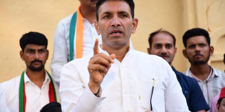 दतिया के ग्राम रिछारी में कांग्रेस प्रत्याशी घनश्याम सिंह के समर्थन में जनसभा करते सपा प्रदेश अध्यक्ष मनोज यादव, विधायक साहब सिंह गुर्जर व कांग्रेस नेता।