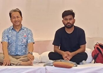 जंतर-मंतर विरोध स्थल पर सोनम वांगचुक की तस्वीर के साथ अनशन पर बैठे सीजेपी प्रमुख अभिजीत दीपके और पुलिस बैरिकेडिंग की प्रतीकात्मक तस्वीर।