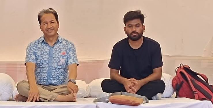 जंतर-मंतर विरोध स्थल पर सोनम वांगचुक की तस्वीर के साथ अनशन पर बैठे सीजेपी प्रमुख अभिजीत दीपके और पुलिस बैरिकेडिंग की प्रतीकात्मक तस्वीर।