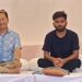 जंतर-मंतर विरोध स्थल पर सोनम वांगचुक की तस्वीर के साथ अनशन पर बैठे सीजेपी प्रमुख अभिजीत दीपके और पुलिस बैरिकेडिंग की प्रतीकात्मक तस्वीर।