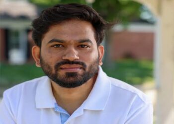 नई दिल्ली के जंतर-मंतर पर मीडिया और प्रदर्शनकारी युवाओं को संबोधित करते हुए अभिजित दिपके की तस्वीर।