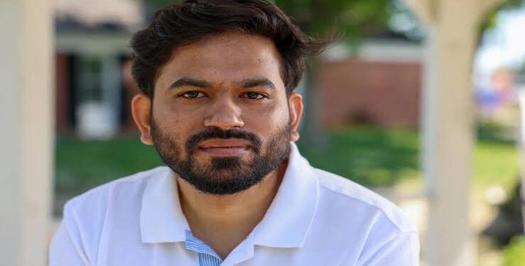 नई दिल्ली के जंतर-मंतर पर मीडिया और प्रदर्शनकारी युवाओं को संबोधित करते हुए अभिजित दिपके की तस्वीर।