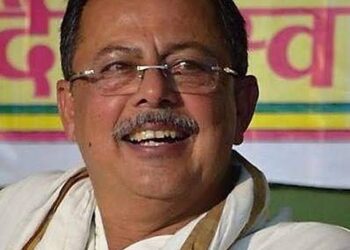 भोपाल में प्रेस वार्ता को संबोधित करते कांग्रेस नेता अजय सिंह और पृष्ठभूमि में सरदार सरोवर बांध के उफनते पानी व डूब क्षेत्र के गांवों की प्रतीकात्मक कोलाज तस्वीर।